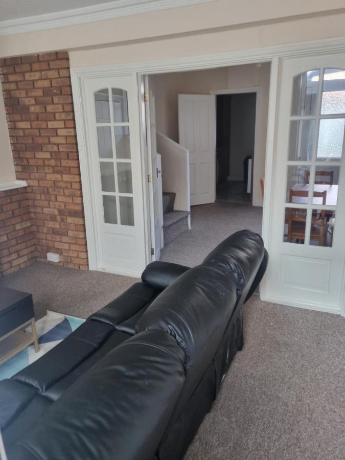 Cheerful 3-Bedroom House Brierley Hill Exterior foto