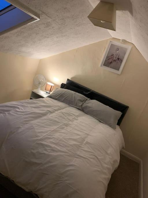 Cheerful 3-Bedroom House Brierley Hill Exterior foto